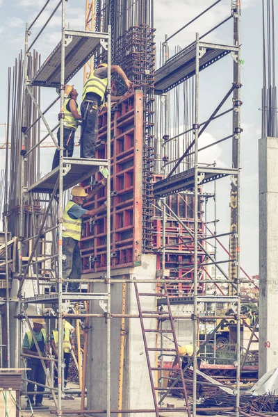 Construction workers installing concrete pillar mold 3 — Stock Photo, Image