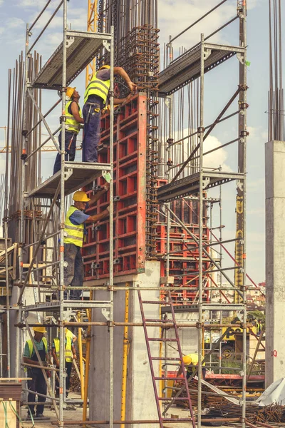 Trabajadores de la construcción instalando molde pilar de hormigón 5 — Foto de Stock