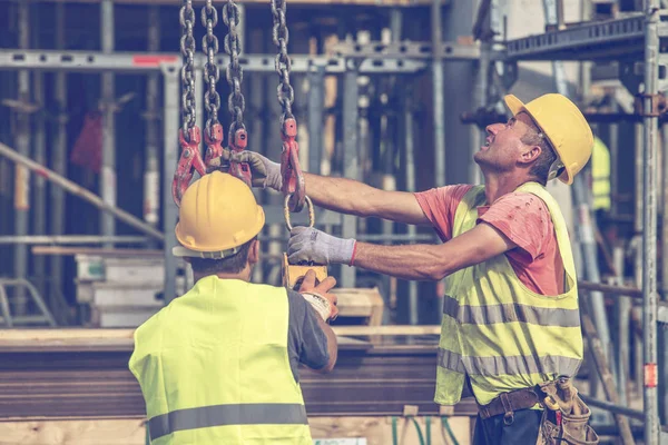Byggnadsarbetare förbereda att lyfta betongpelare mögel 3 — Stockfoto