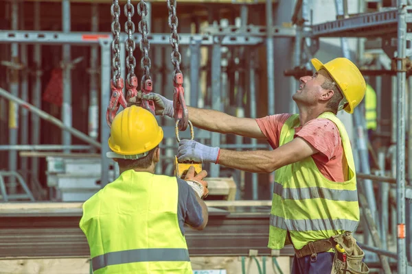 Byggnadsarbetare förbereda att lyfta betongpelare mögel 4 — Stockfoto