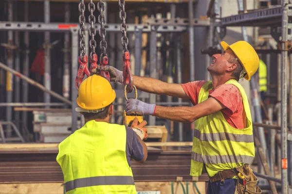 Byggnadsarbetare förbereda att lyfta betongpelare mögel 5 — Stockfoto