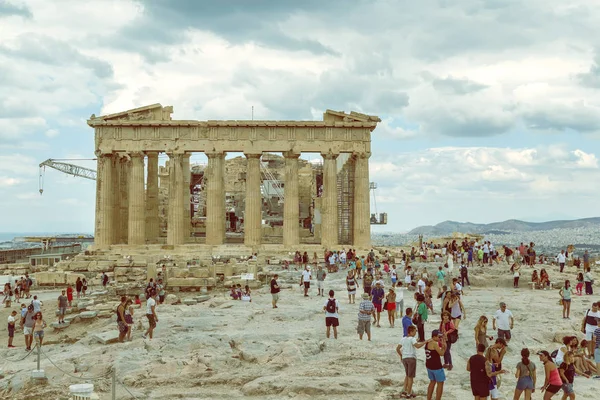 Parthenon with tourists 4 — Stock Photo, Image