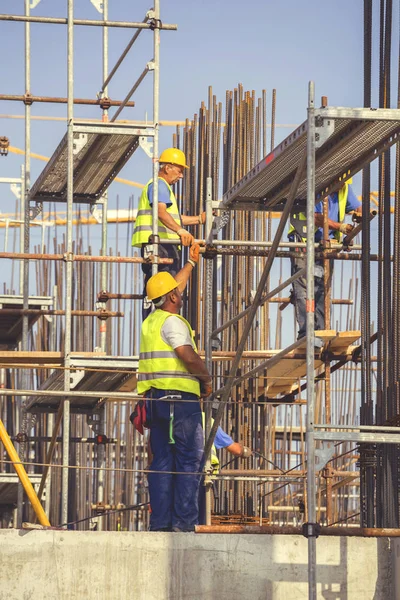 Scaffolding installation at construction site 5 — Stock Photo, Image