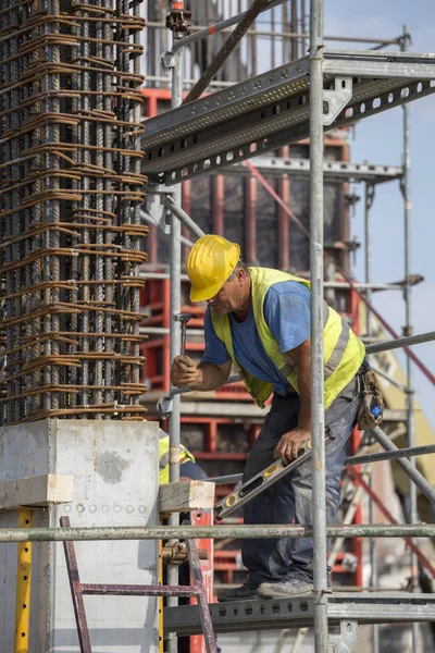 Így keret betonoszlop a munkavállaló — Stock Fotó
