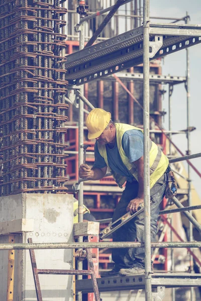 Worker making framework for concrete pillar 3 — Stock Photo, Image