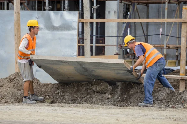 I lavoratori costruiscono una recinzione — Foto Stock