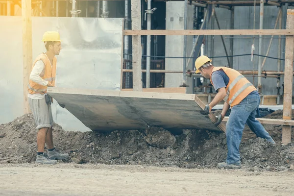 Workers build a fence 2 — Stock Photo, Image