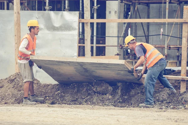 Arbetstagare bygger ett staket 3 — Stockfoto