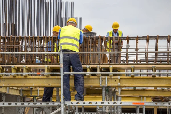 Arbetstagare under förstärkning arbete — Stockfoto