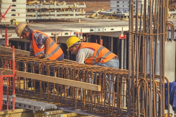 Workers ties reinforcement bar 5 — Stock Photo, Image