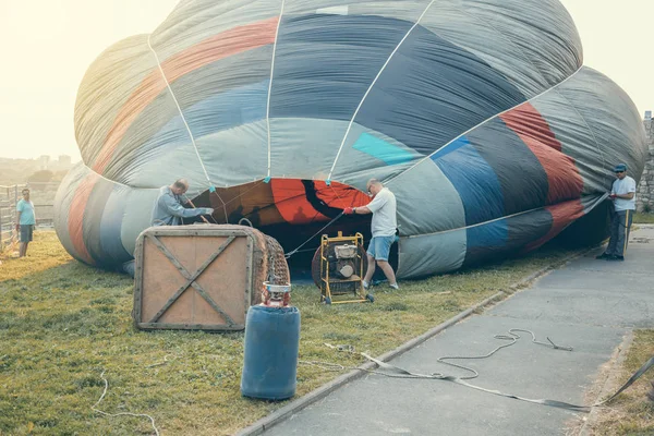 Załogi, montażu i napełniania balon na gorące powietrze — Zdjęcie stockowe