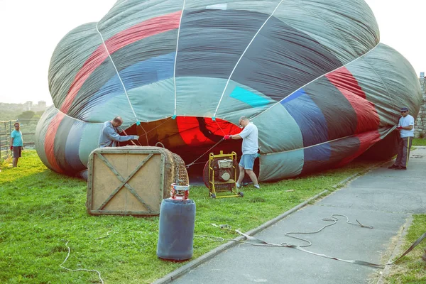 Załogi, montażu i napełniania balon na gorące powietrze — Zdjęcie stockowe