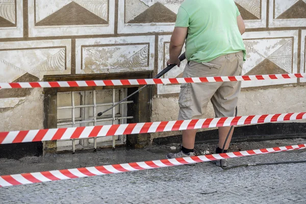 Gebäudereinigung mit Hochdruck-Wasserstrahl — Stockfoto