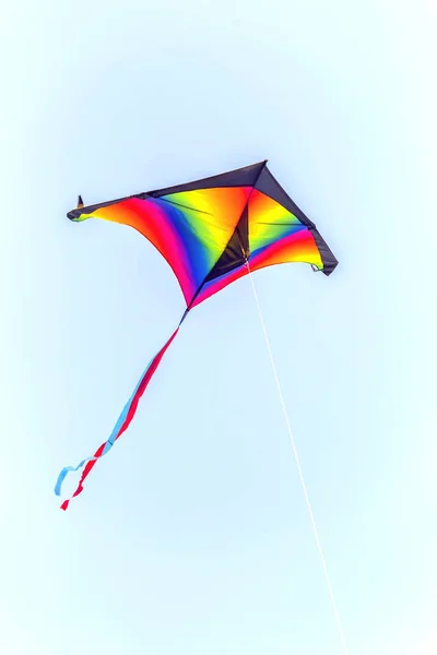 Pipa colorida voando no céu — Fotografia de Stock