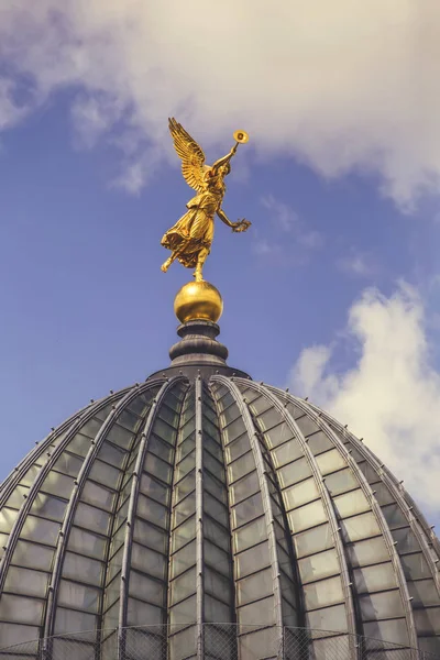 Ange d'or sur le dôme de l'Académie des Beaux-Arts 2 — Photo