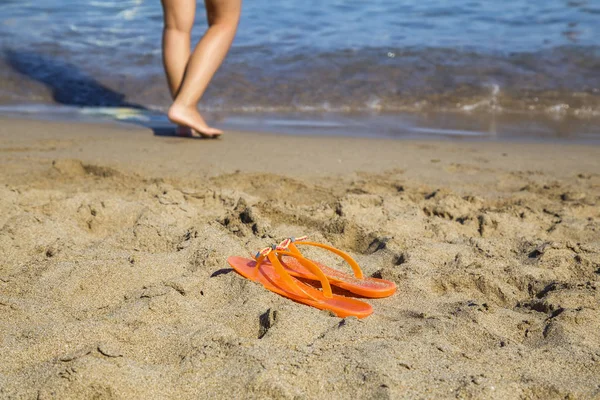 Coppia di infradito sulla spiaggia di sabbia — Foto Stock