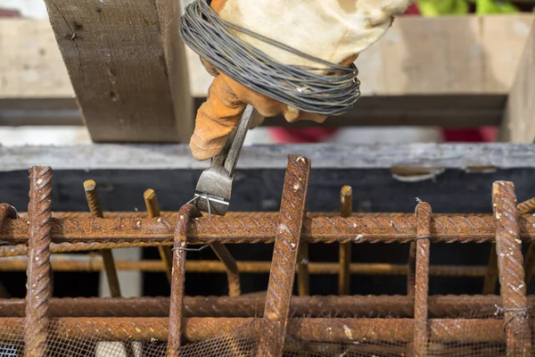 İnşaat demiri sabitleme kerpeten ve çelik tel — Stok fotoğraf