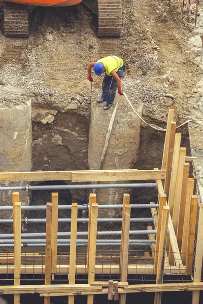 Colocación de la bomba de agua para drenar la zanja, la eliminación de agua subterránea 2 — Foto de Stock