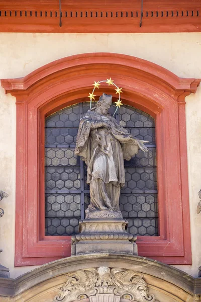 Скульптура Иоанна Непомукского — стоковое фото