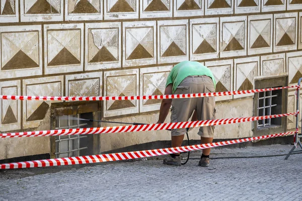 Schoonmaken van de vuile muur met hoge druk waterstraal werknemer — Stockfoto