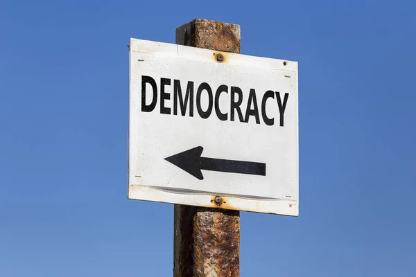 Democratie word en pijl wegwijzer — Stockfoto