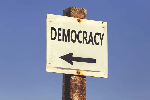 Democratie word en pijl wegwijzer 2 — Stockfoto