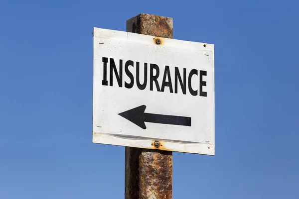保険の単語と矢印の標識 — ストック写真