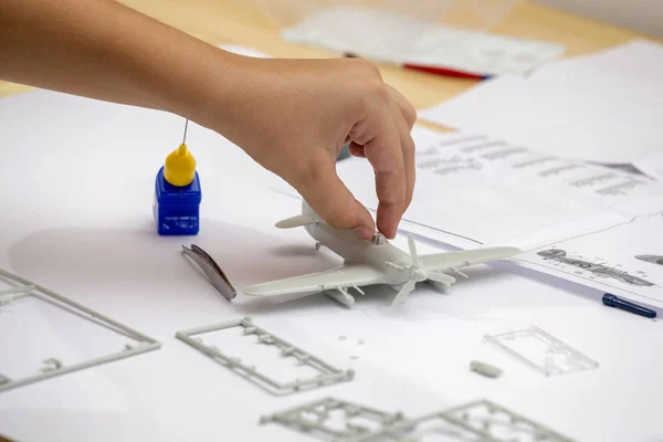 Kit de montaje a mano de niño modelo plástico de aviones ww2 — Foto de Stock