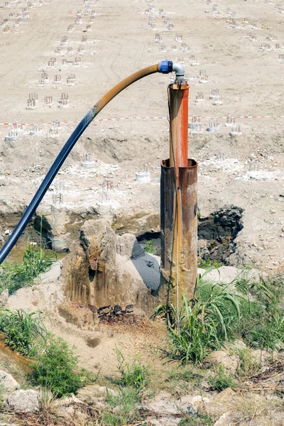 Pompes submersibles système de drainage sites de construction de déshydratation — Photo