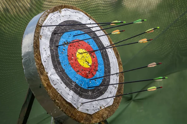Archery target and arrows — Stock Photo, Image