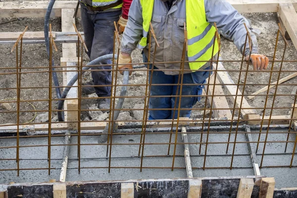 使用空中扑克的建筑工人团队 — 图库照片