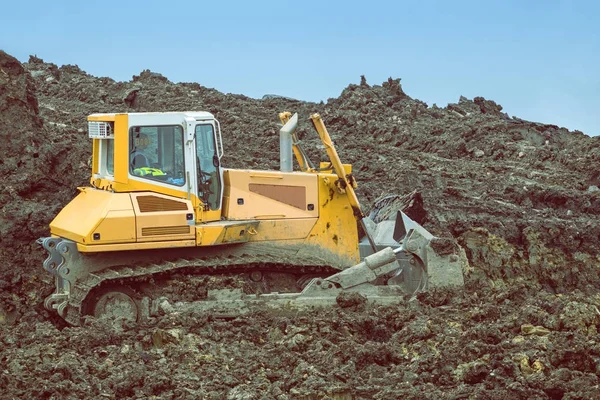 Dozer máquina nivelación tierra al aire libre 2 —  Fotos de Stock