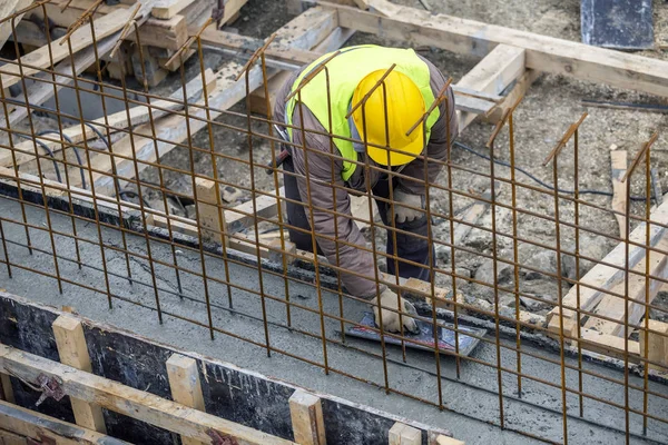 Mason vyrovnání litý beton s lopatkou — Stock fotografie