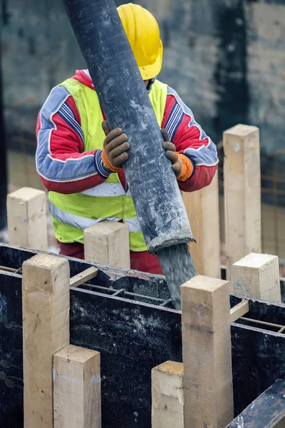 Öntés cement mixer beton alapra — Stock Fotó