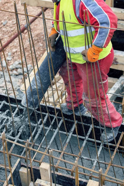 Verter hormigón de hormigonera sobre encofrado de hormigón — Foto de Stock