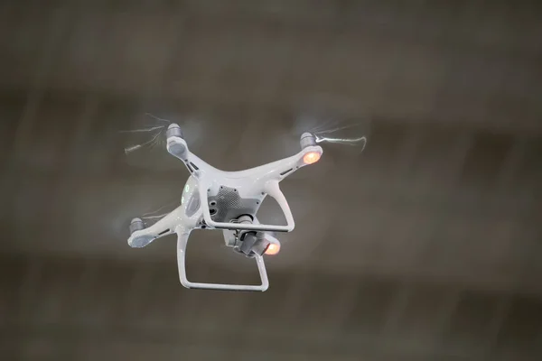 Weiße Drohne mit Digitalkamera fliegt — Stockfoto