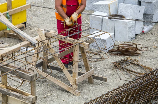 Trabalhador fazendo estrutura de metal de reforço — Fotografia de Stock