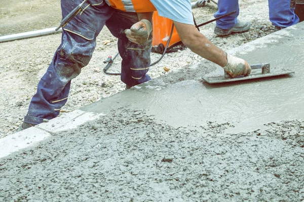 Builder hand utjämning betong med murslev 3 — Stockfoto