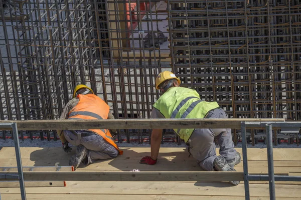 補強フレーム 2 鉄筋を結ぶ建設労働者 — ストック写真