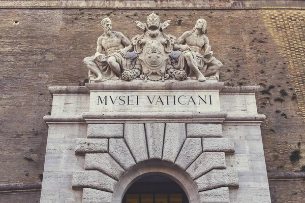 Ingången till Vatikanmuseerna med skulpturer ovan — Stockfoto