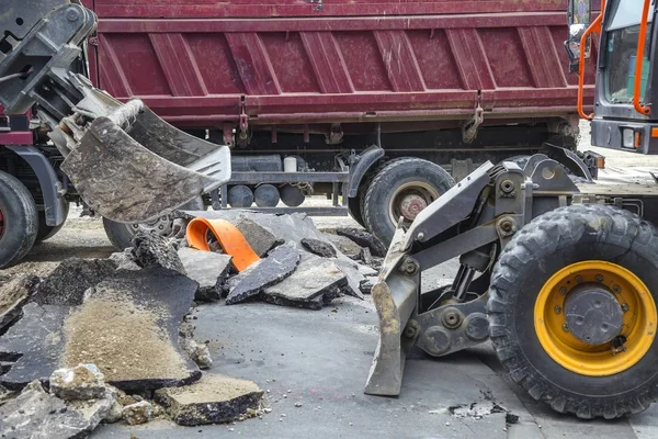 Excavator and truck removes old asphalt — Stock Photo, Image