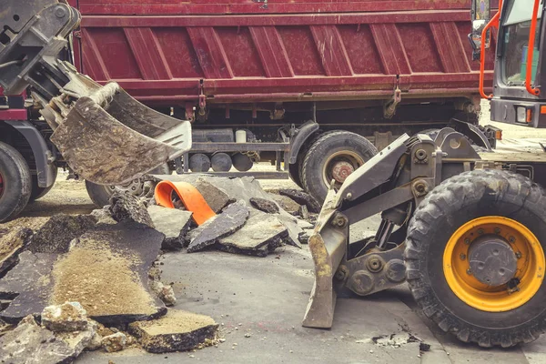Grävmaskin och lastbil tar bort gammal asfalt 2 — Stockfoto