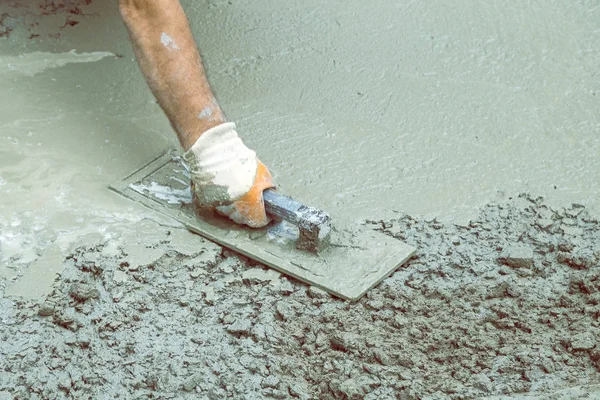 Hand builder with trowel leveling concrete 4 — Stock Photo, Image