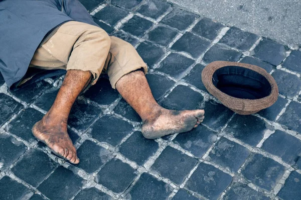 Homeless beggar lies on the street 2 — Stock Photo, Image