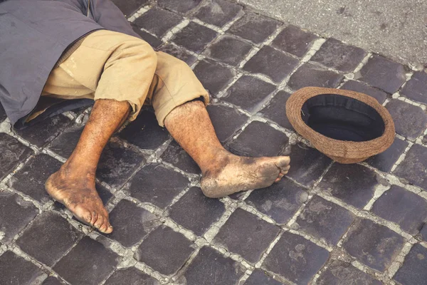 Homeless beggar lies on the street 4 — Stock Photo, Image