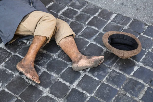 Beggar hajléktalan fekszik az utcán — Stock Fotó