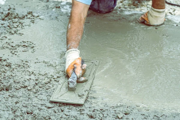 Pracovní ruka s lopatkou vyrovnání betonu 3 — Stock fotografie