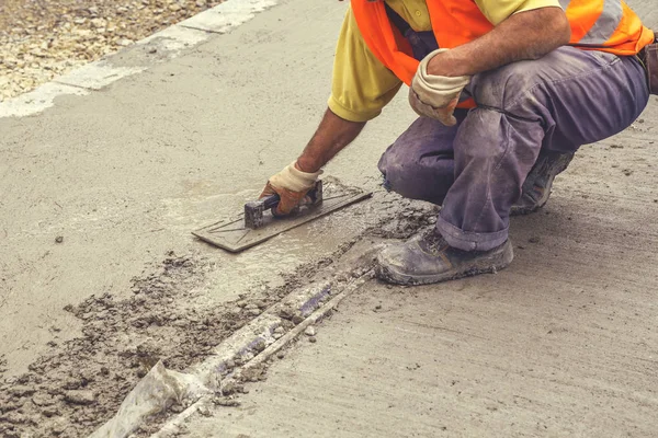 Worker leveling concrete with trowel 2 — Stock Photo, Image