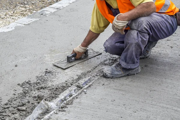 Calcestruzzo livellamento operaio con spatola — Foto Stock