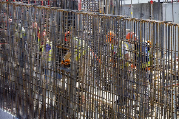 Iron worker tying reinforcing steel bars — Stock Photo, Image